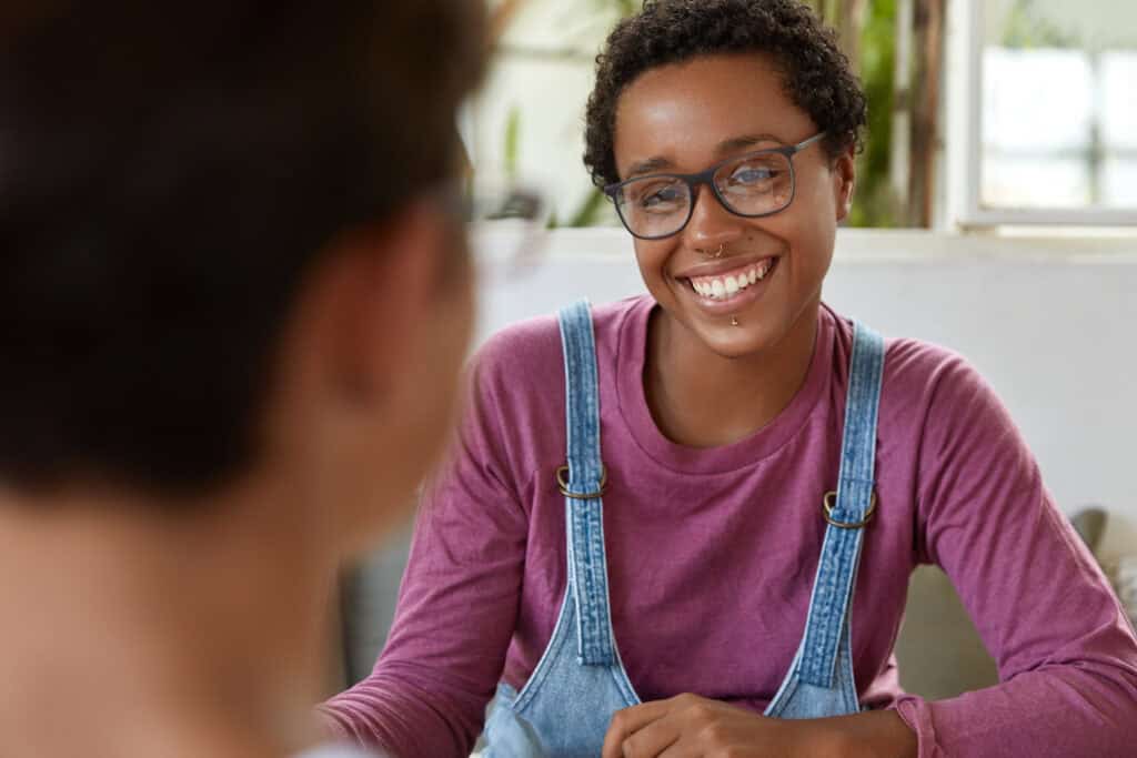 A therapist smiling while talking to a patient about kratom addiction treatment.